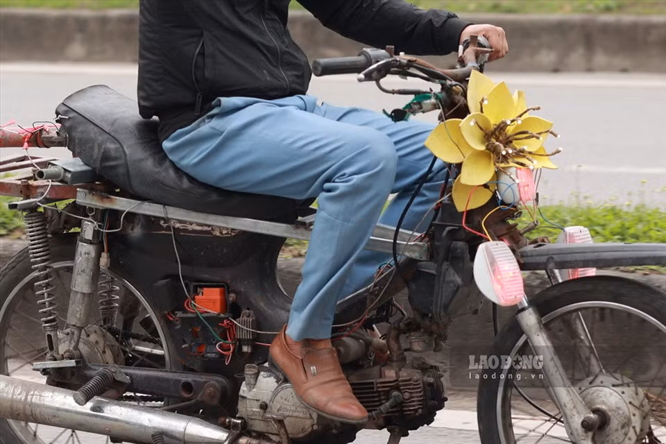 Những chiếc xe máy cũ nát như vậy hầu như đều trơ khung sắt, thiếu những phụ tùng cần thiết như đèn, gương chiếu hậu... (Ảnh: Lao Động)