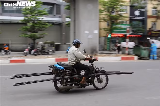 Nhiều xe cũ nát đến mức chủ nhân không cần đeo biển số, nếu không may gặp lực lượng chức năng họ sẵn sàng "bỏ của chạy lấy người". (Ảnh: VTC News)