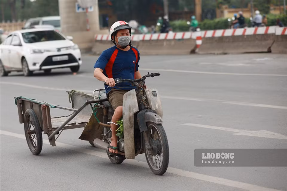 Từ tháng 9/2021 đến tháng 6/2022, Hà Nội thực hiện kế hoạch kiểm tra khí thải đối với 3.000-5.000 xe máy. Người dân nếu thải bỏ xe máy cũ, chuyển đổi sang xe mới sẽ được hỗ trợ tối đa 4 triệu đồng/xe máy. (Ảnh: Lao Động)