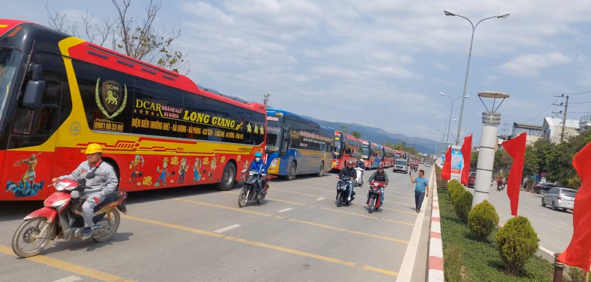 Vì sao đồng loạt xe khách tỉnh Điện Biên “đình công“? Vi sao dong loat xe khach tinh Dien Bien “dinh cong“?