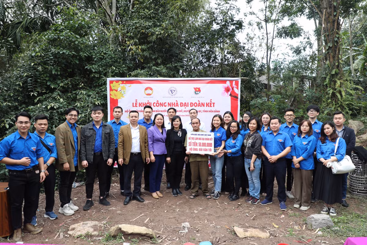Được biết, gia đình ông Bùi Văn Tới là hộ gia đình có hoàn cảnh đặc biệt khó khăn, vẫn đang sống trong căn nhà tạm bợ, dột nát. Với phần quà nhỏ của VUSTA, mong rằng gia đình sẽ sớm an cư lập nghiệp, thoát nghèo.