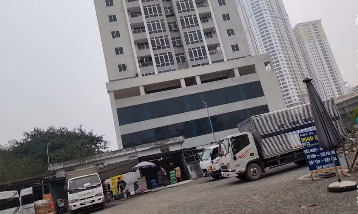 Hà Nội: Núp sau TT OCop, bãi xe hàng hóa lén lút hoạt động - Hình 2 Ha Noi: Nup sau TT OCop, bai xe hang hoa len lut hoat dong-Hinh-2