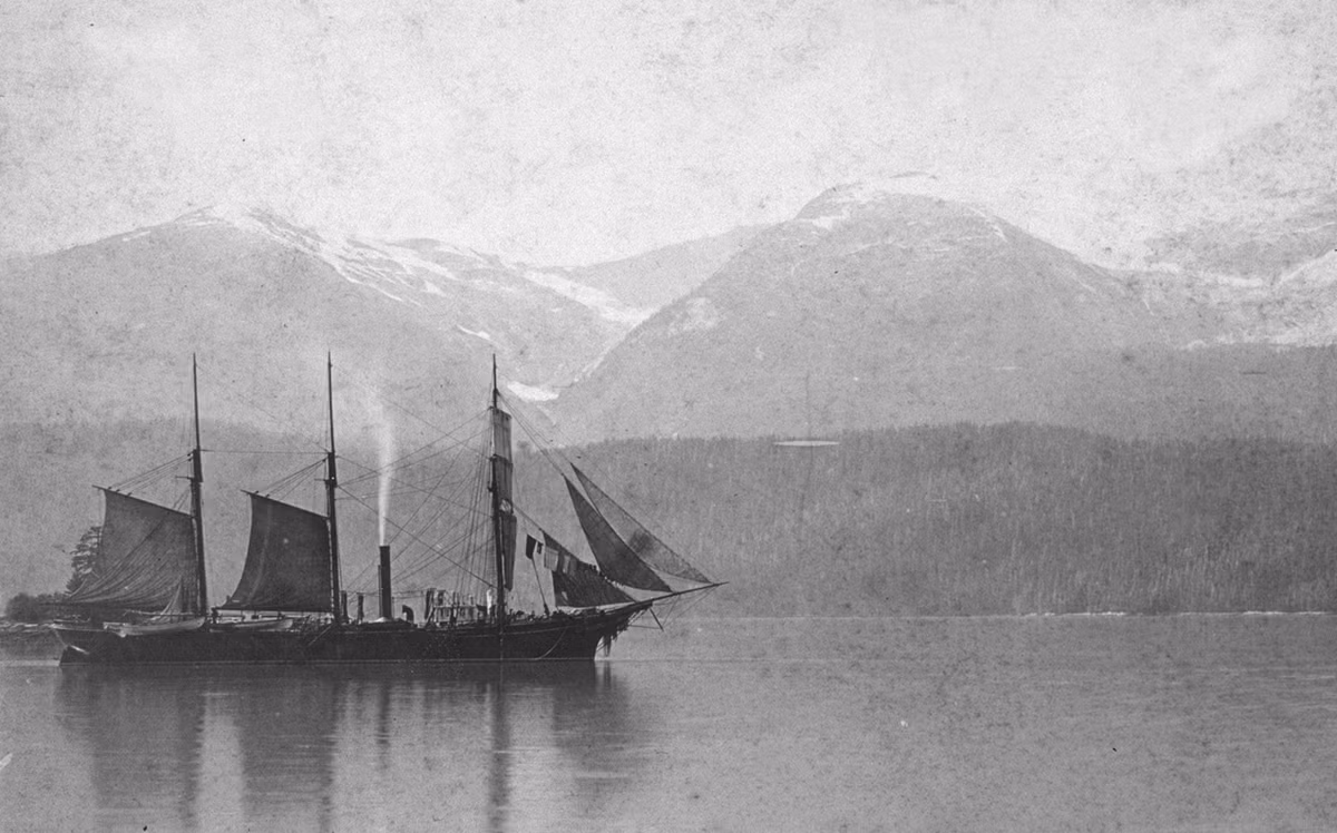 Tàu hơi nước của Mỹ tên "Patterson" đang thám hiểm kênh đào Portland ở chân dãy núi Halleck trong khoảng năm 1888. Ảnh The Atlantic
