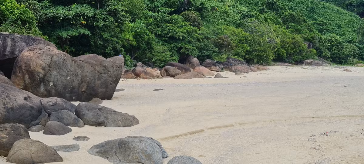 Bãi cát trắng mịn, phẳng phiu giữa khung cảnh thiên nhiên hoang sơ nhưng không kém phần lãng mạn hớp hồn biết bao du khách.
