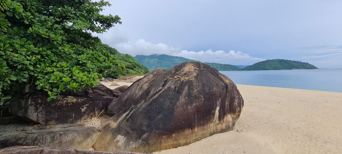 Không khí trong lành, không gian thoáng đãng hòa cùng núi xanh biển rộng mang đến một bức tranh làng quê yên bình khiến du khách không nỡ rời bước.