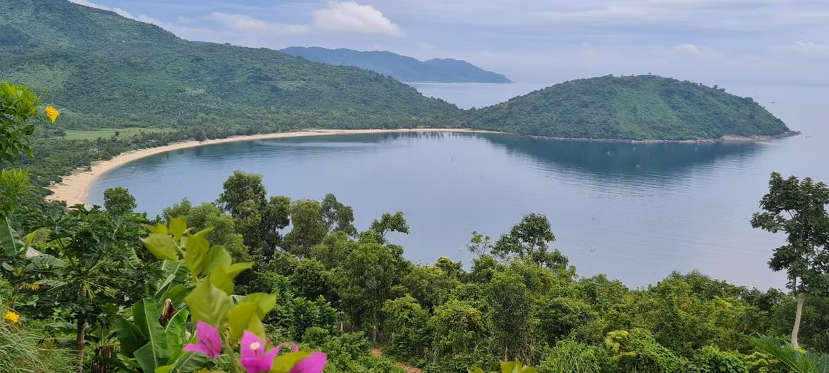  Làng Vân nằm ngay dưới chân đèo Hải Vân, thuộc phường Hòa Hiệp Bắc, quận Liên Chiểu, cách trung tâm thành phố Đà Nẵng khoảng 30 km.