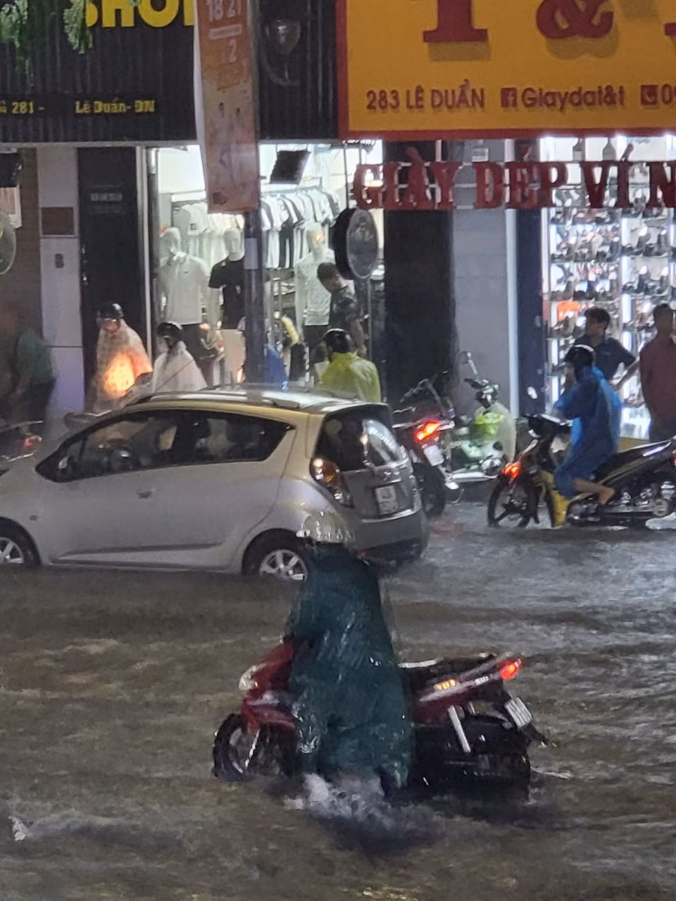 Các cửa hàng thời trang phải cắt cử nhân viên trông chừng mực nước để kịp kê dọn đồ đạc khi mưa lớn.