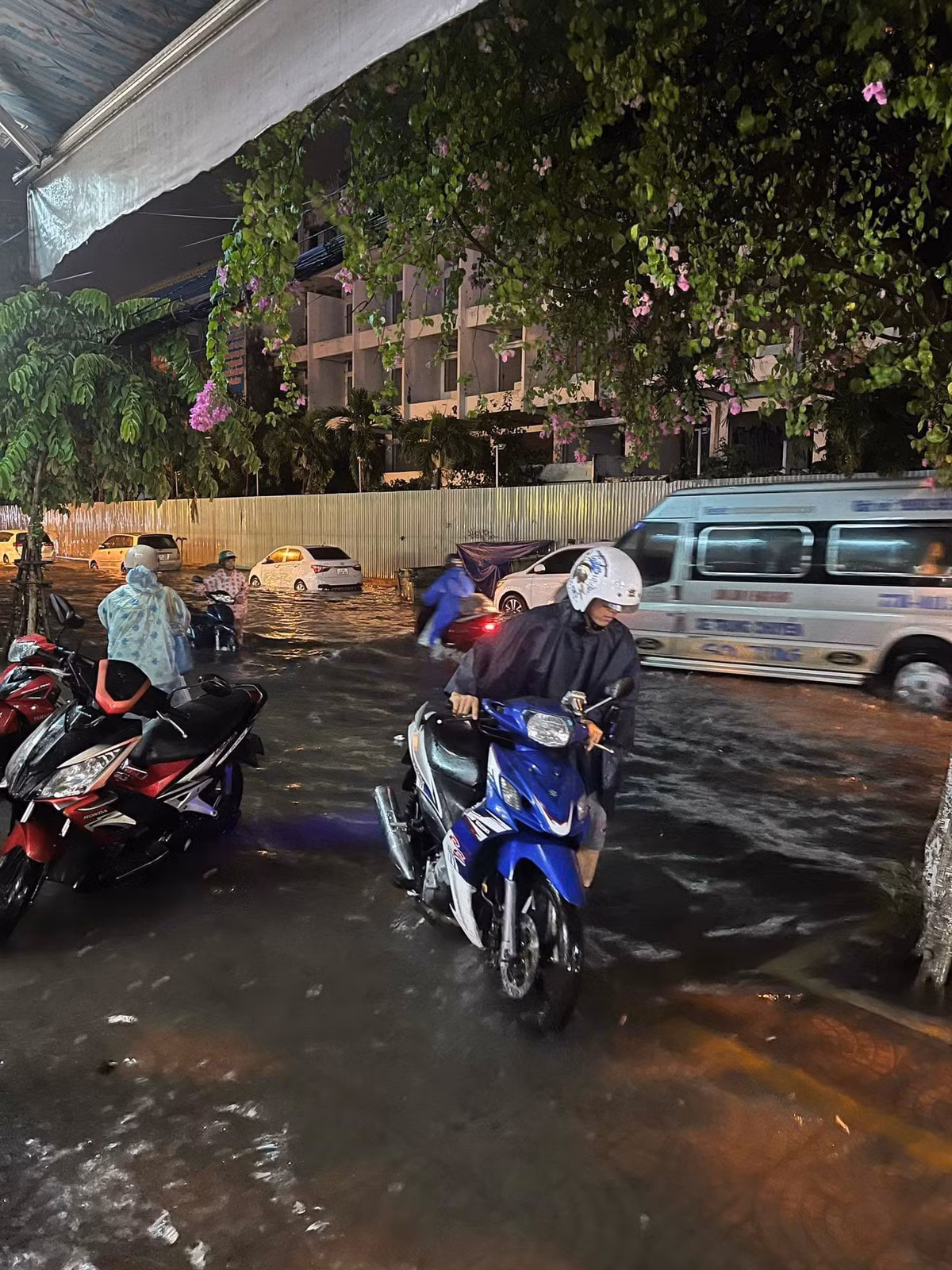 Tại đường Hải Phòng, khu vực gần ga Đà Nẵng, dù mưa đã ngớt, nước vẫn chưa rút khiến nhiều người đi xe máy phải dắt bộ.