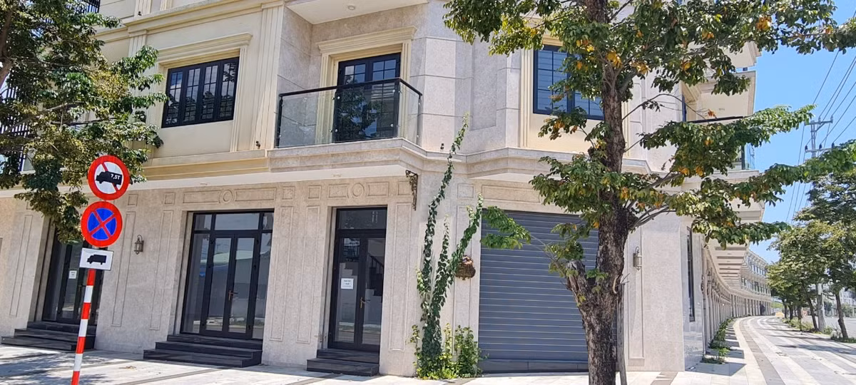 Vị trí đắc địa, thiết kế độc đáo, mang phong cách tân cổ điển hiện đại, view hồ sinh thái,.. đã không giúp cho tuyến phố thương mại hạng sang Lakeside Palace nhộn nhịp như kỳ vọng.