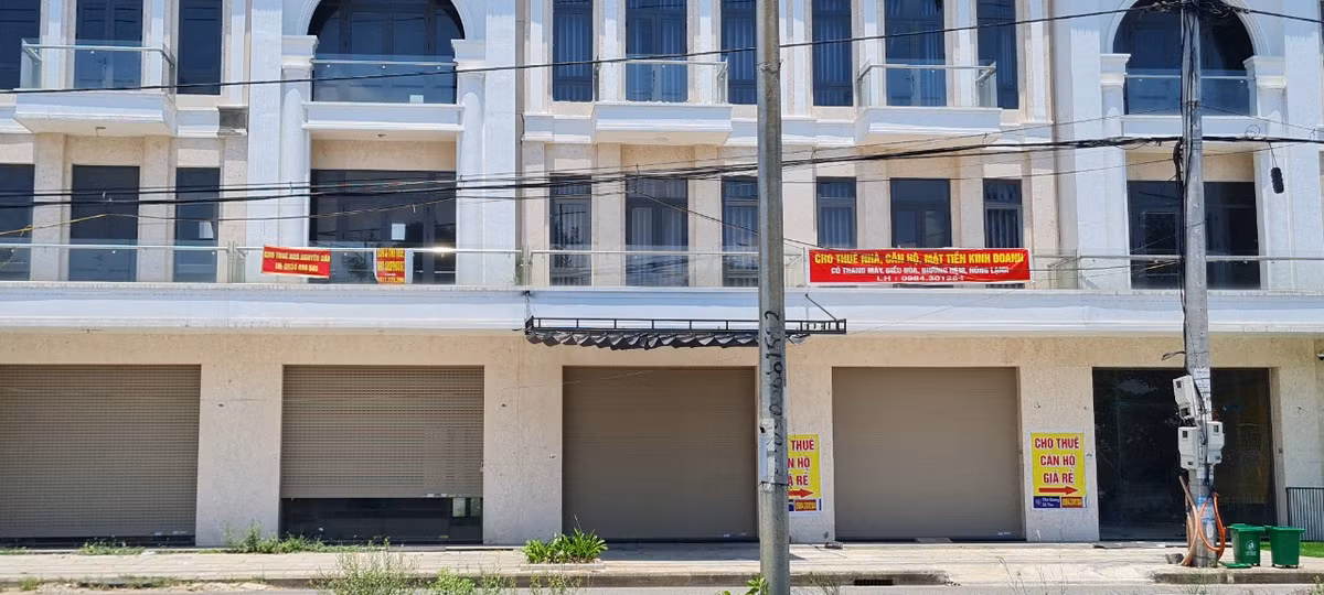 La liệt những tấm bảng cho thuê nhà, bán nhà, cho thuê căn hộ giá rẻ giăng kín mặt tiền các căn shophouse tiền tỷ.