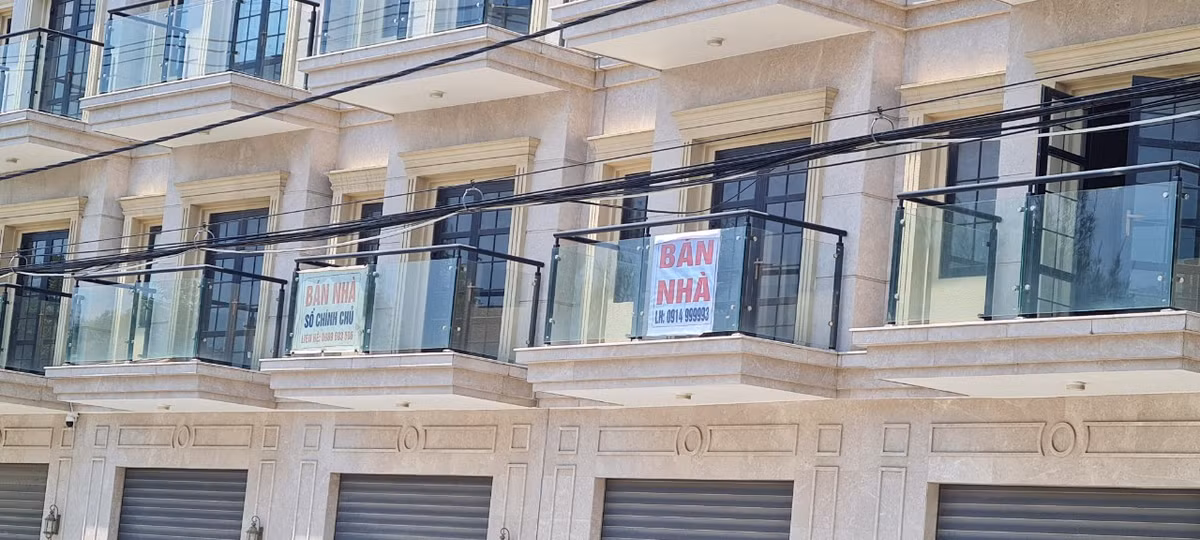 "Giá mỗi căn shophouse khu vực này đã giảm cả tỷ đồng so với lúc cao điểm, nhưng vẫn khó "chốt"", một môi giới tên M. cho hay.