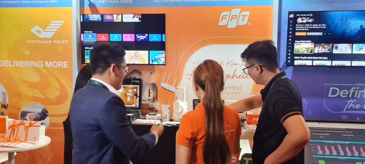 Các gian hàng triển lãm của Đà Nẵng và các doanh nghiệp công nghệ số tại sự kiện thu hút sự quan tâm của các đại biểu tham dự Hội nghị.