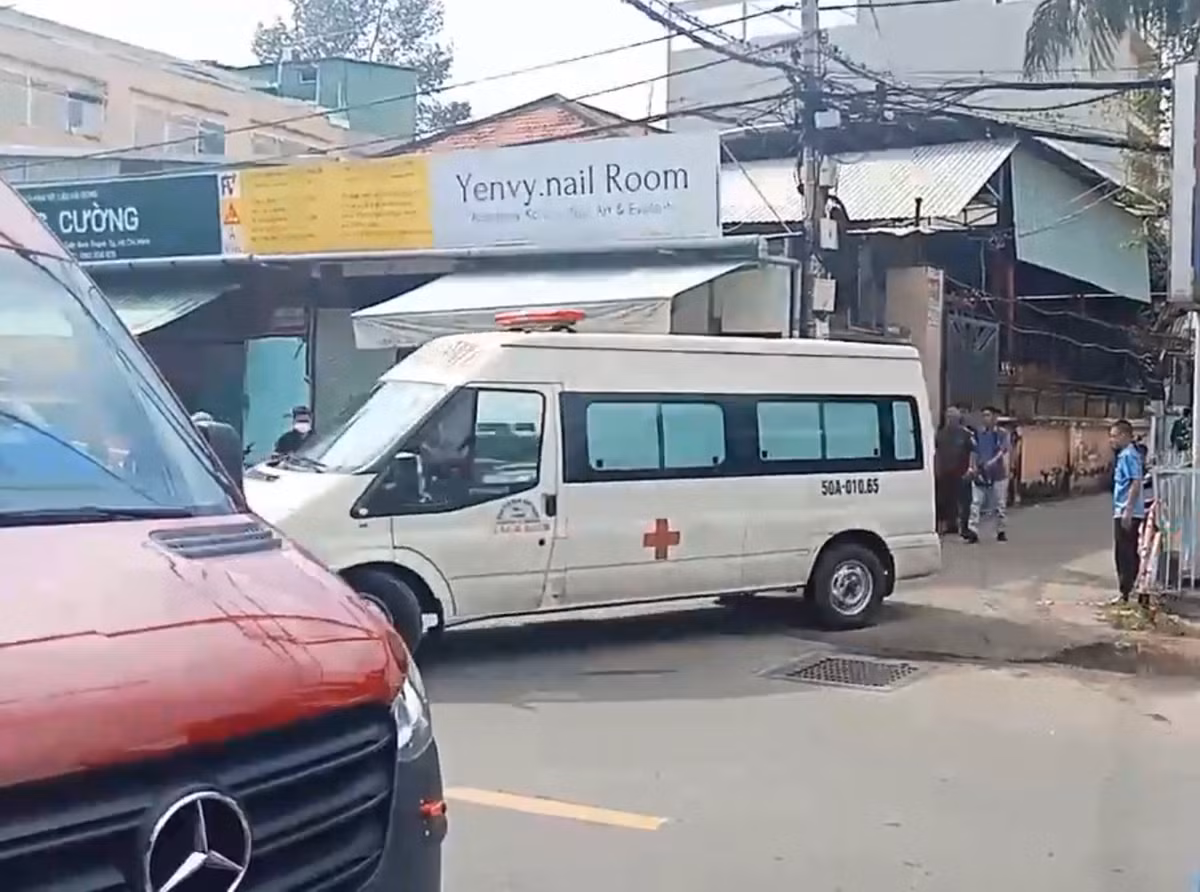 TPHCM: Nha 4 tang sap sau tieng dong lon, 7 nguoi duoc giai cuu-Hinh-6