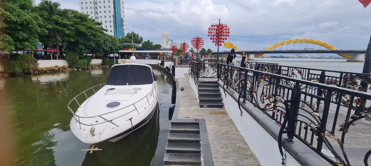Mỗi một ổ khóa được đúc thành hình trái tim có khắc tên của 2 người, tượng trưng cho tình yêu bền lâu và vĩnh cửu. Thông thường, người ta sẽ vứt chìa đi để không ai có thể mở được.