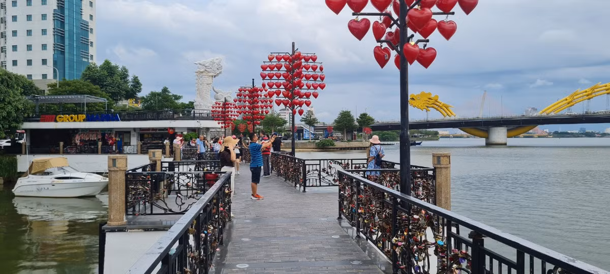 Cầu được lấy cảm hứng từ những cây cầu tình yêu nổi tiếng trên thế giới. Anh N. một du khách đến từ Hà Nội chia sẻ "cầu Tình yêu Đà Nẵng là một trong những cầu tình yêu đẹp nhất trên thế giới mà tôi từng có dịp ghé thăm."