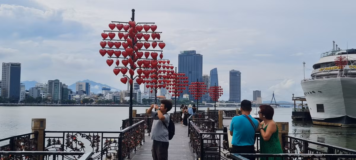 Cầu tình yêu Đà Nẵng với những cột đèn hình trái tìm màu đỏ rực và hàng ngàn ổ khóa trở thành nơi chứng kiến rất nhiều chuyện tình lãng mạn.