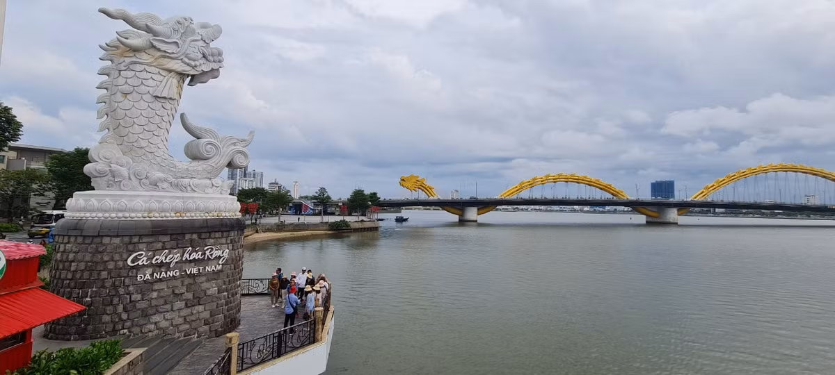 Tượng cá chép hóa rồng cũng nằm ngay cạnh cầu khóa tình yêu, biến nơi đây trở thành điểm check in không thể bỏ qua của du khách khi đến Đà Nẵng.