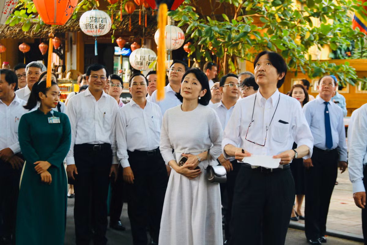 Hoàng thái tử Akishino, là con trai thứ hai của Thượng hoàng Akihito với Thượng hoàng hậu Michiko. Ông là em trai của Nhật hoàng Naruhito. Sau khi anh trai Naruhito lên ngôi Nhật hoàng, ông Akishino trở thành người đứng đầu danh sách kế vị do Nhật hoàng Naruhito không có con trai, theo Luật Hoàng gia năm 1947.