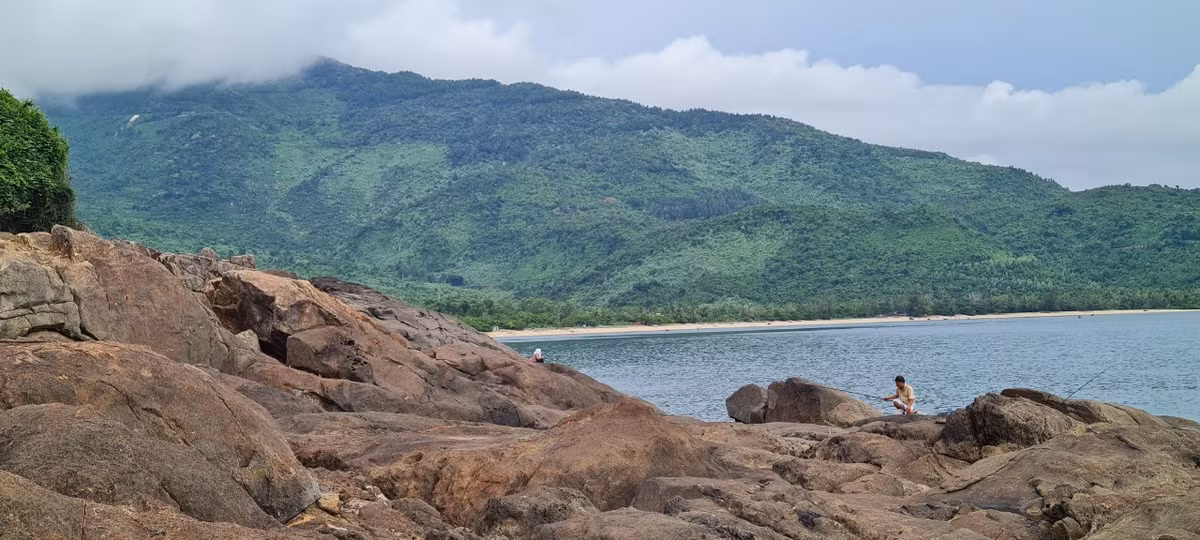 Đây cũng là địa điểm lui tới yêu thích của nhiều "cần thủ", cả du khách và những người dân làng chài gần đó.