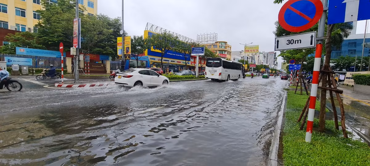 Nhiều tuyến đường tại khu vực trung tâm thành phố Đà Nẵng bị ngập cục bộ.