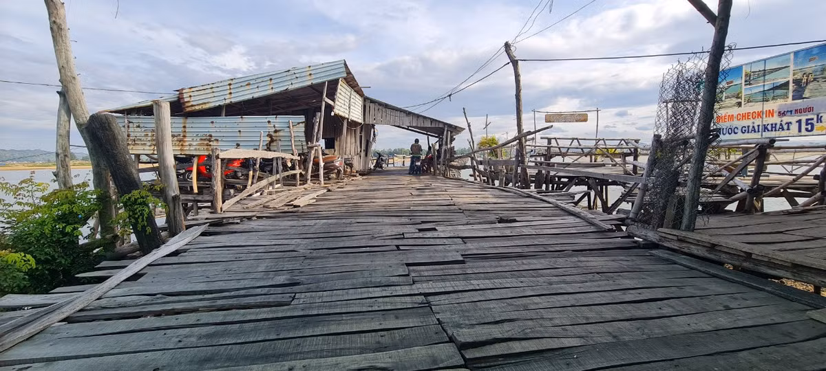 Cầu được quản lý bởi nhiều hộ gia đình xung quanh. Những hộ gia đình này sẽ có trách nhiệm thu phí người qua cầu với mức phí vài nghìn đồng mỗi lượt, dành cho việc sửa chữa khi cầu hỏng hóc.