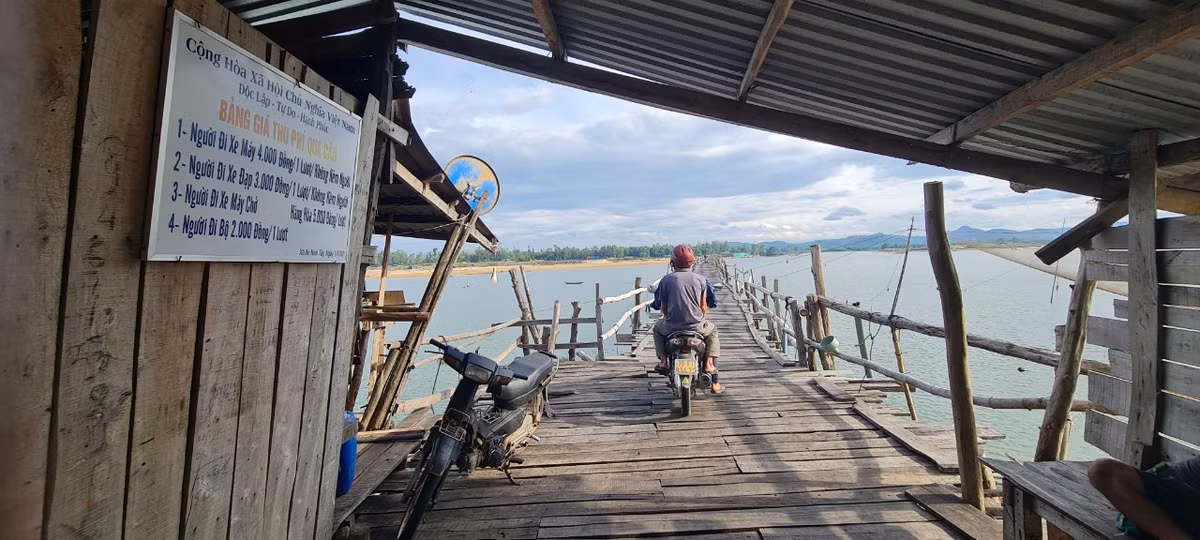 Tuy nhiên, do được xây dựng khá thủ công và từ những nguyên vật liệu đơn giản nên cây cầu chỉ sử dụng cho những người đi bộ, đi xe đạp hoặc đi xe máy với trọng tải cho phép.