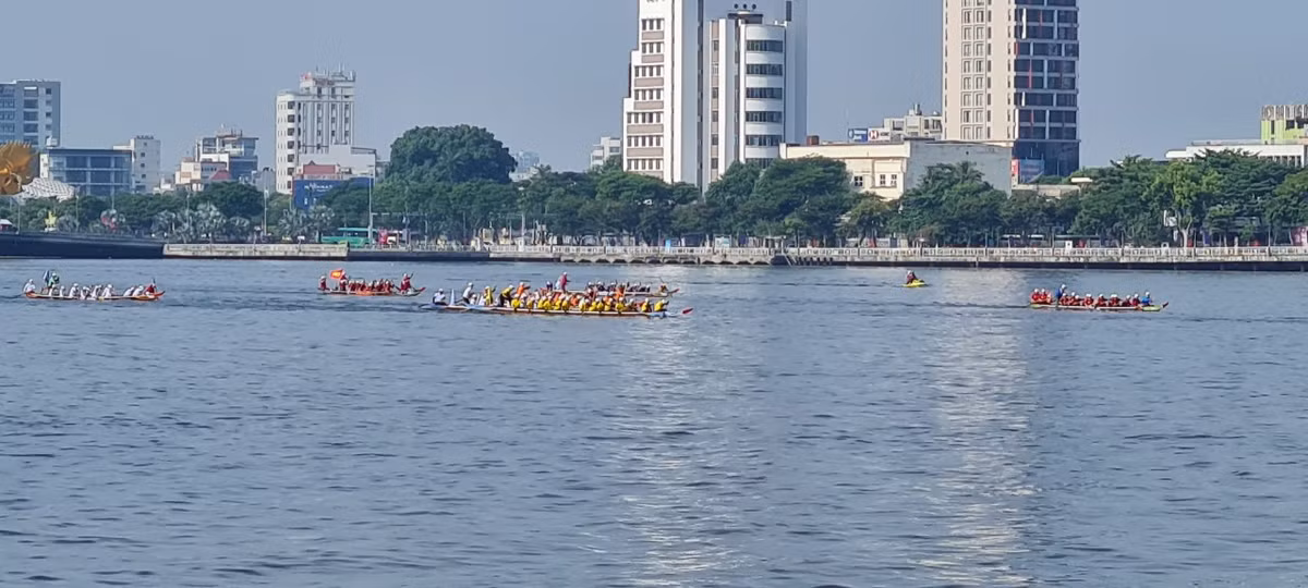 Ở nội dung đua dành cho nữ, một lượt thi đấu gồm 9 đội, đua 3 vòng tương đương 4,5km.