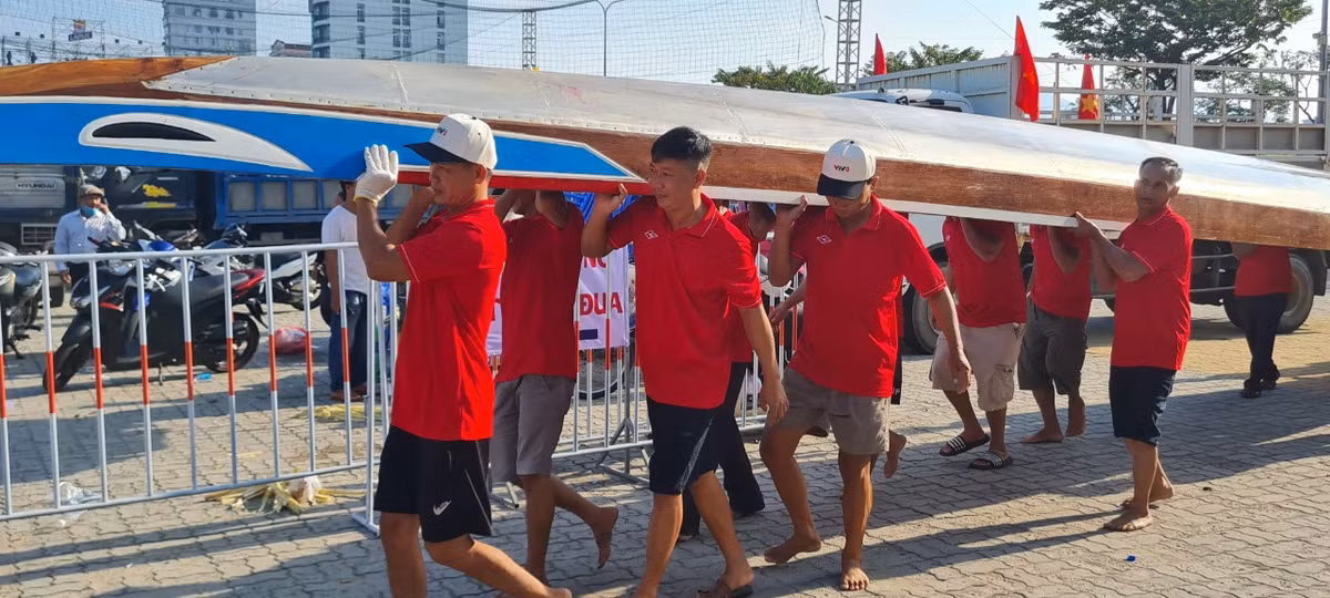 So với các năm trước, giải lần này có điểm mới là các đội sử dụng thuyền đua truyền thống, be gỗ me nhôm.