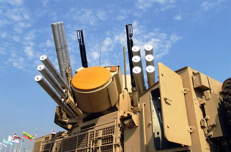 Có khả năng, Pantsir-SA vẫn sở hữu module vũ khí tương tự Pantsir-S1 với 12 tên lửa phòng không 57E6, hai pháo tự động 30mm cùng hai đài radar trinh sát - dẫn bắn. Nguồn ảnh: Wikipedia