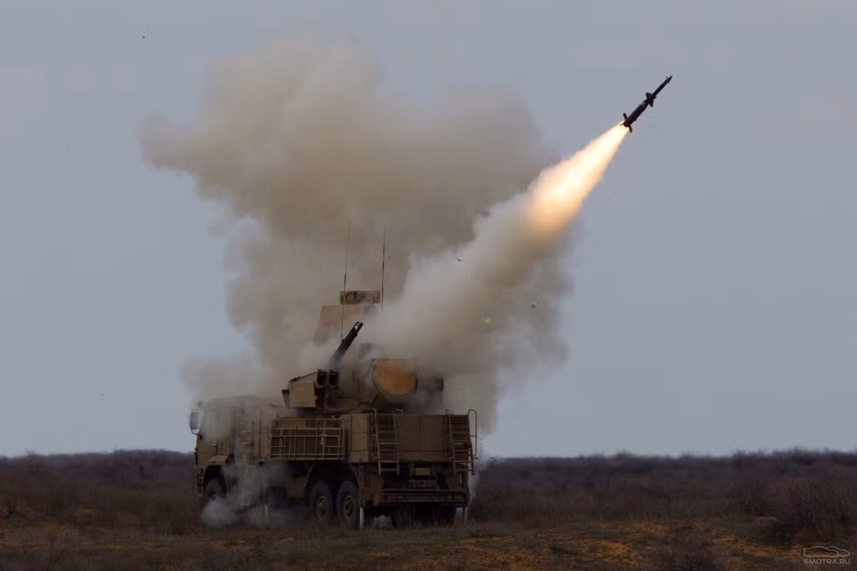 Trong ảnh, Pantsir-S1 bắn thử nghiệm tên lửa đất đối không 57E6. Loại tên lửa này sử dụng hệ dẫn đường vô tuyến, tầm bắn 20km, độ cao đánh chặn 15km. Nguồn ảnh: thai military
