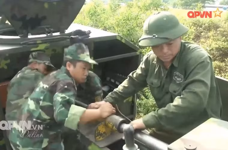 Trong ảnh, kíp chiến đấu và cán bộ nhà máy đang thông nòng khẩu 105mm. Nguồn ảnh: QPVN