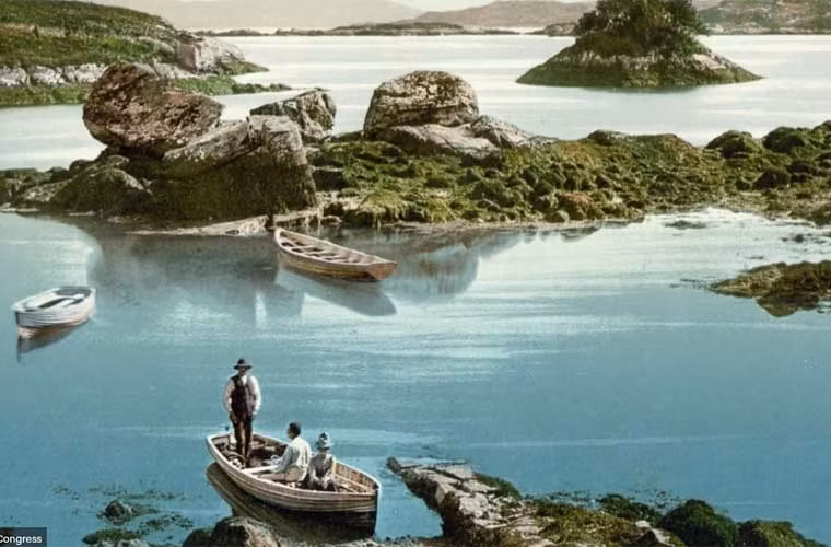 Một đôi vợ chồng ngồi thuyền ngắm cảnh ở cảng Glengarriff, Hạt Cork.