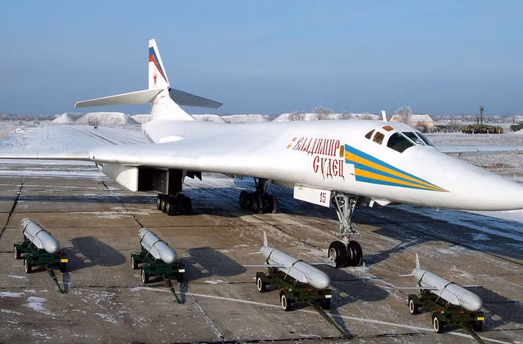 So với nguyên mẫu, Kh-555 được phát triển để thực hiện các cuộc tấn công thông thường (không mang đầu đạn hạt nhân), cải tiến hệ thống dẫn đường đảm bảo độ chính xác cao hơn.