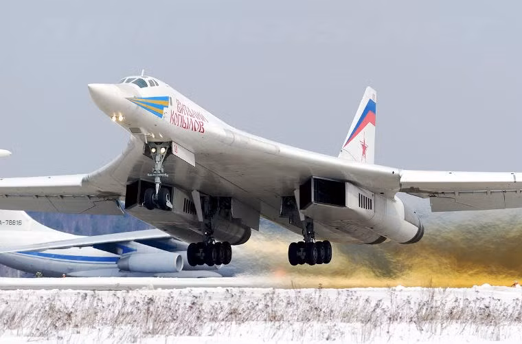 Để "nhấc bổng" con quái vật 275 tấn này lên bầu trời, Tupolev thiết kế cho Tu-160 4 động cơ tuốc bin phản lực NK-32. Đây là loại động cơ máy bay chiến đấu mạnh nhất.