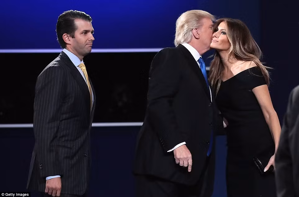 Tỷ phú Donald Trump hôn vợ, Melania Trump, sau khi cuộc tranh luận kết thúc.