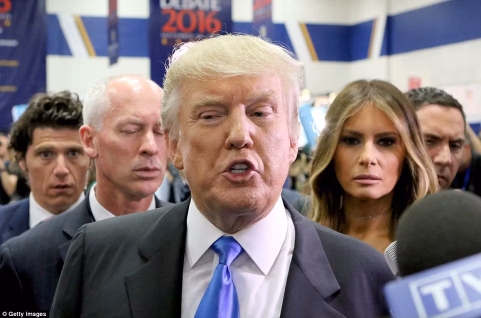 Ông Trump phát biểu trước báo giới sau khi cuộc tranh luận với bà Clinton kết thúc.