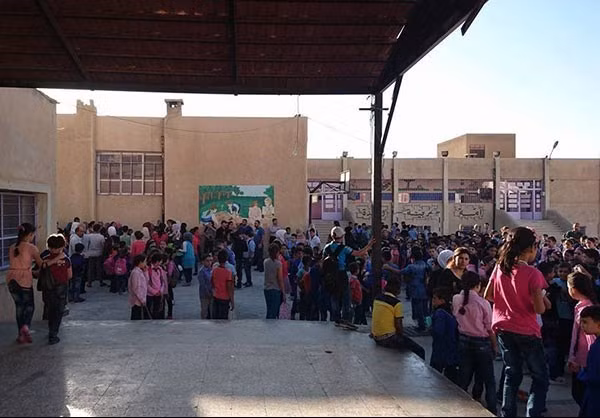 Khoảng 4 triệu học sinh Syria đã dự lễ khai giảng năm học mới tại 15 nghìn ngôi trường trên khắp cả nước. Ảnh: Các em học sinh đến trường trong ngày đầu năm học mới ở thủ đô Damascus.