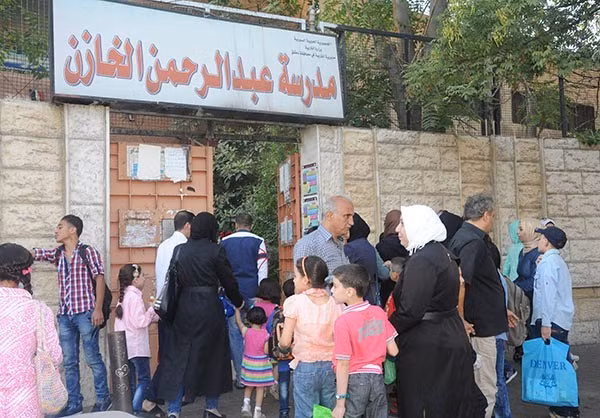Khu vực ngoài cổng một ngôi trường ở Syria.