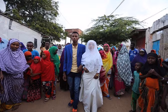 Sau hai năm gặp gỡ, Mohamed Noor và Huda Omar quyết định nên duyên vợ chồng. Đám cưới của họ diễn ra đơn giản trong không khí đầm ấm tại khu trại Rajo, nơi có khoảng 400 gia đình đang sinh sống.