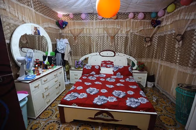 Phòng ngủ của đôi vợ chồng trẻ trong ngày cưới được trang trí với hoa và bóng bay đầy màu sắc.