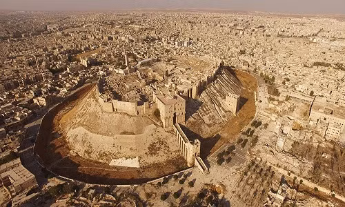  Thành cổ Aleppo ở Syria được xây dựng trong khoảng thời gian từ thế kỷ 12 đến thế kỷ 16. Nhiều tòa nhà với những công trình kiến trúc khác nhau trong thành phố cổ này.