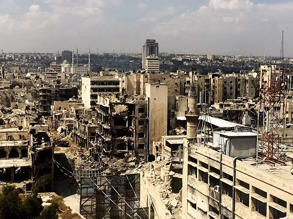 Tỉnh Aleppo cách thủ đô Damascus khoảng 360 m về phía bắc và cách biên giới với Thổ Nhĩ Kỳ khoảng 50 km về phía nam. Thành phố cổ nằm bên bờ sông Queiq.