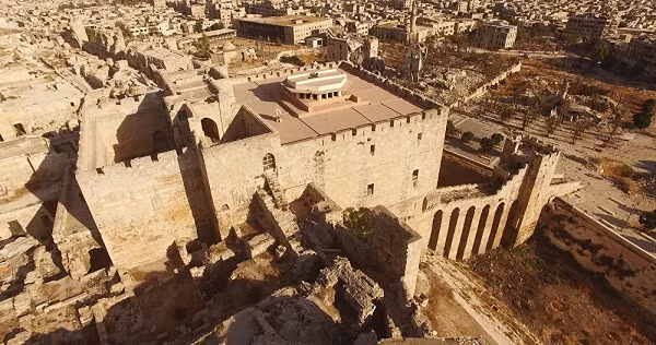 Khu thành cổ Aleppo có diện tích gần 3,5 km2. Hơn 120 nghìn người đang sinh sống trong khu vực này.