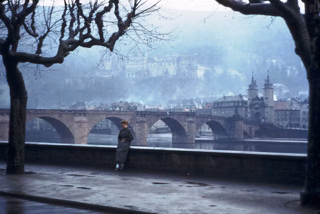 Cô gái đứng bên bờ sông ở Heidelberg, một thành phố cổ của nước Đức, hồi năm 1955.