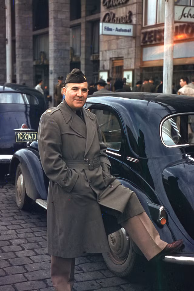 Người đàn ông đứng cạnh chiếc ô tô ở Stuttgart năm 1952.