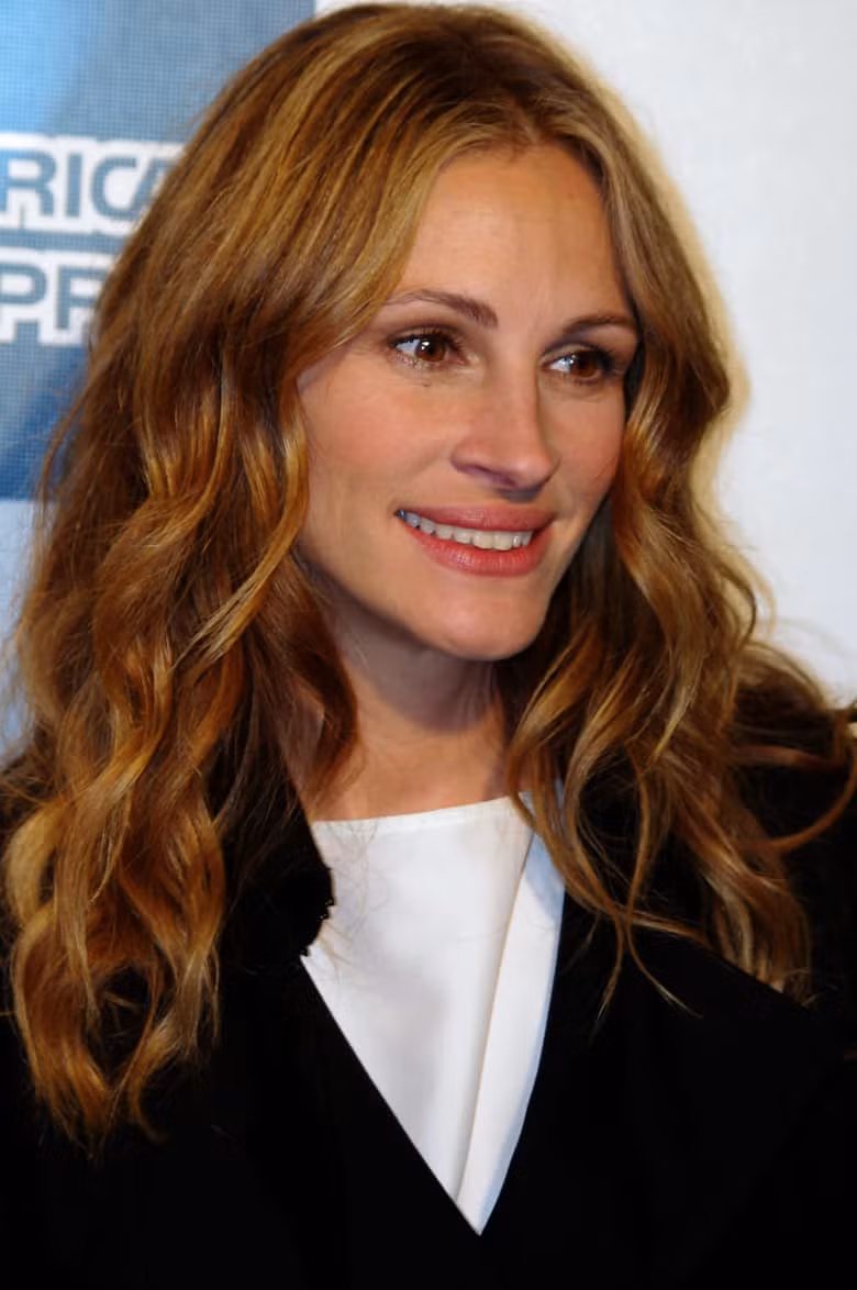 Diễn viên xinh đẹp Julia Roberts có quan hệ tình cảm với diễn viên Keifer Sutherland, Benjamin Bratt và ca sĩ Lyle Lovett,...