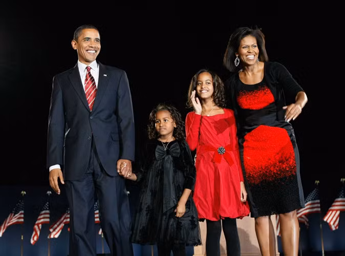 Năm 2008: Gia đình 4 người nhà Obama vui mừng trong buổi tối lịch sử vào tháng 11 năm 2008 khi Barack Obama chính thức trở thành Tổng thống Mỹ tại Công viên Grant của Chicago.