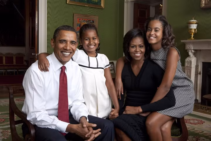 Năm 2009: Bức ảnh chân dung gia đình Tổng thống Obama tại phòng Xanh (Green Room) của Nhà Trắng vào tháng 9 năm 2009. Lúc này Sasha mới chỉ 8 tuổi và Malia là một cô bé 11 tuổi.