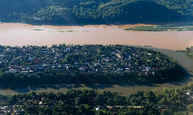 Luang Prabang nằm cách Viêng Chăn 425 km về phía bắc, bên sông Mekong. Nơi đây từng là thủ đô của Lào cho đến năm 1565.