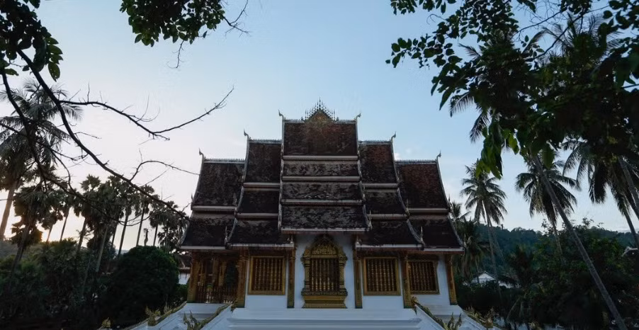 Quang cảnh bên ngoài ngôi chùa Haw Pha Bang.